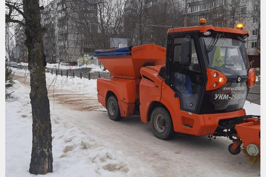 В Смоленске усиленно устраняют наледь на тротуарах и крышах домов