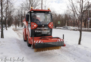 В Смоленске продолжают обработку тротуаров и пешеходных зон антигололедными материалами