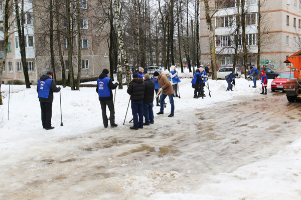 Активисты провели субботник по уборке снега и наледи в Промышленном районе Смоленска