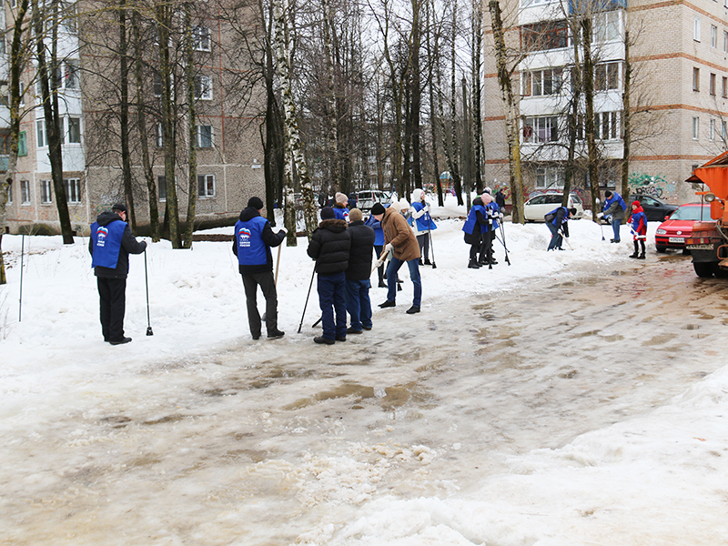 Активисты провели субботник по уборке снега и наледи в Промышленном районе Смоленска