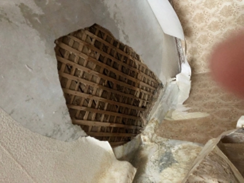 Следственный комитет проводит проверку по факту обрушения потолка в квартире в Вязьме
