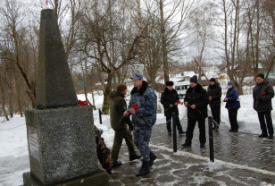 Сотрудники Смоленской таможни привели в порядок братскую могилу в поселке Анастасьино