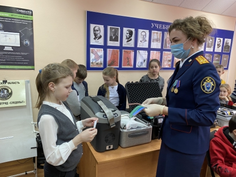 В Смоленске офицеры Следственного комитета провели познавательный урок для школьников