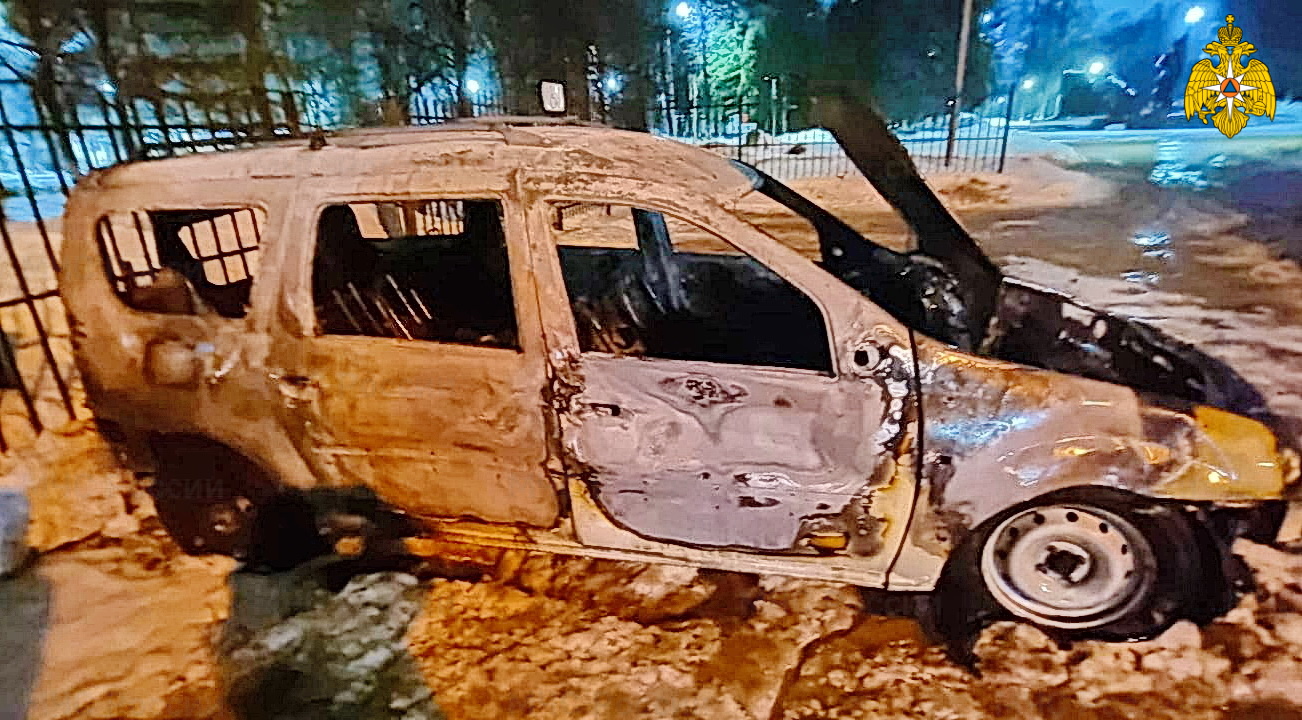 В городе Гагарине ночью сгорел автомобиль Lada Largus