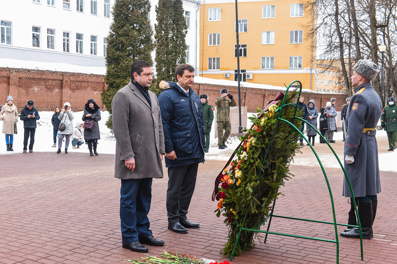 Губернатор Смоленской области Алексей Островский почтил память защитников Отечества