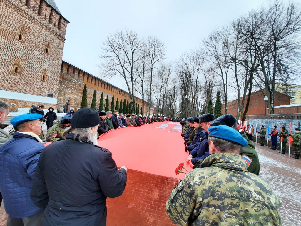 В Смоленске в честь праздника развернули копию Знамени Победы площадью 800 квадратных метров