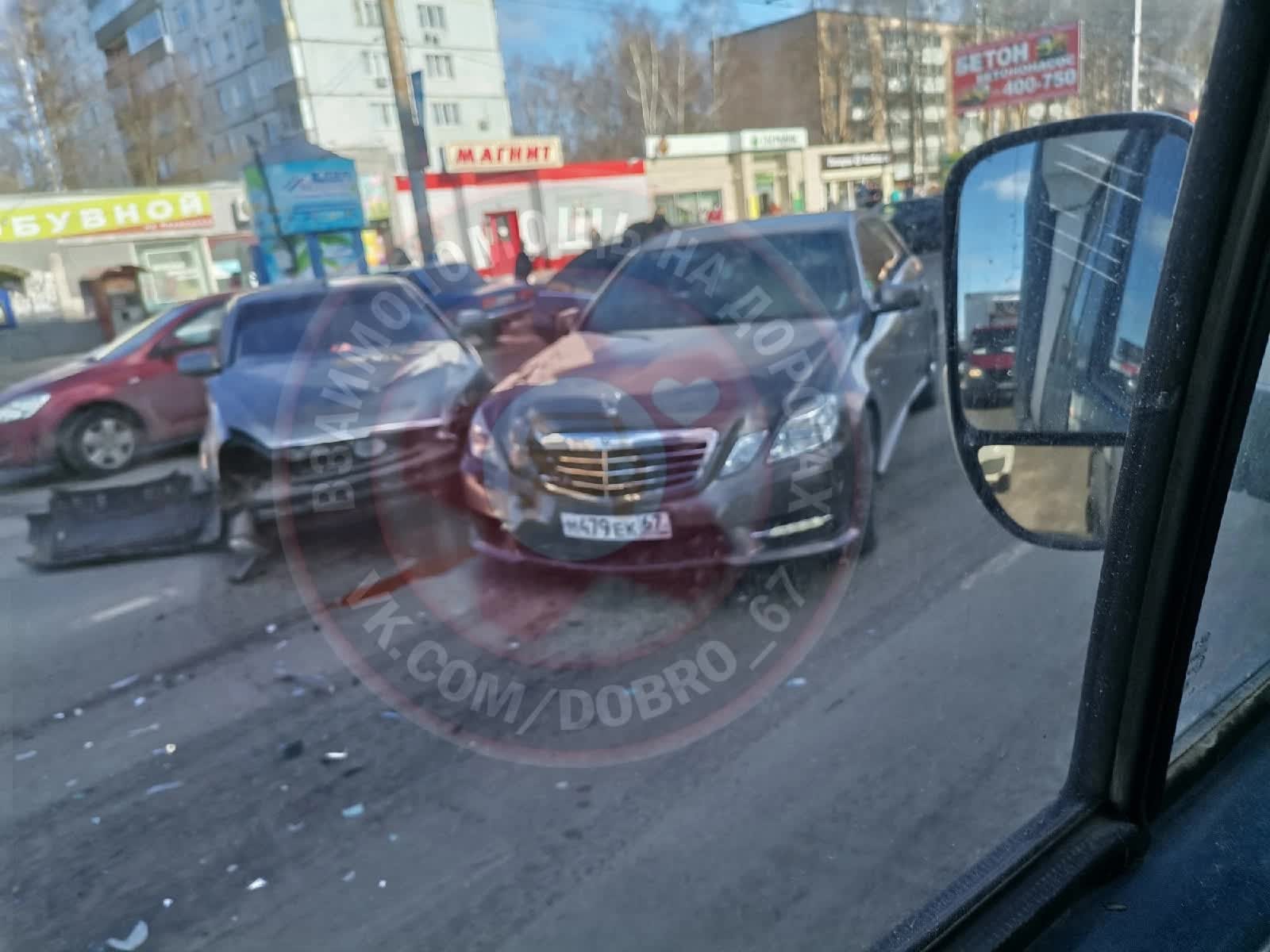 В Смоленске авария на улице Николаева спровоцировала пробку