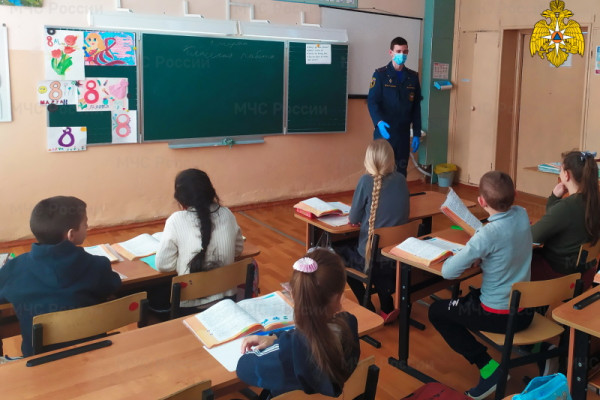 В Ярцевской школе сотрудники МЧС провели открытые уроки