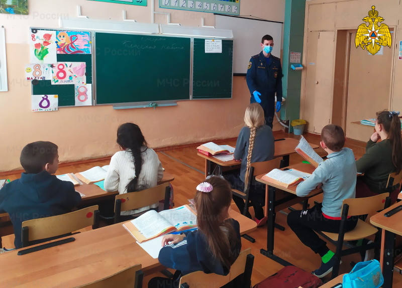 В Ярцевской школе сотрудники МЧС провели открытые уроки