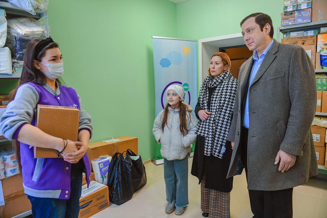 Губернатор вместе с семьей привёз гуманитарную помощь для вынужденных переселенцев ДНР и ЛНР в волонтёрский штаб