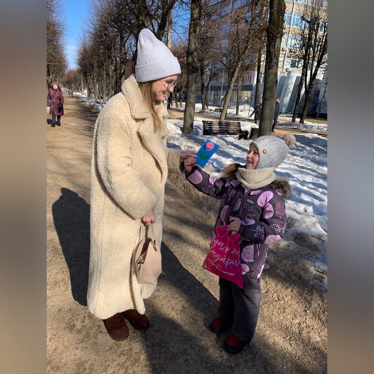 В Смоленске в преддверии 8 марта прошла весенняя акция «Добрая роза»