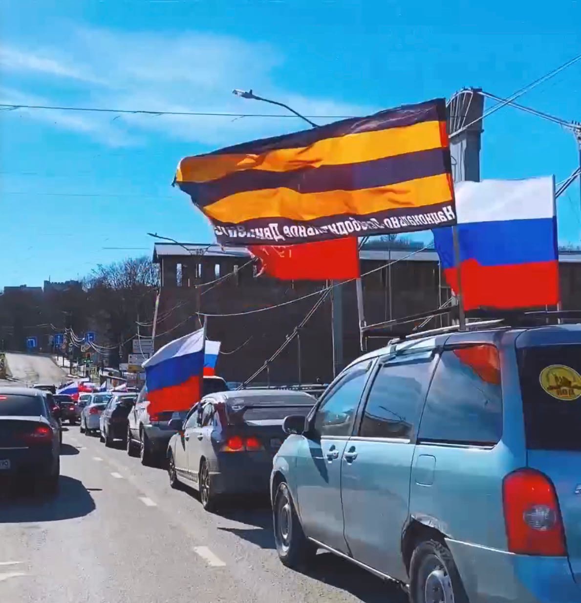 Смоляне устроили автомобильный флешмоб в поддержку спецоперации на Украине