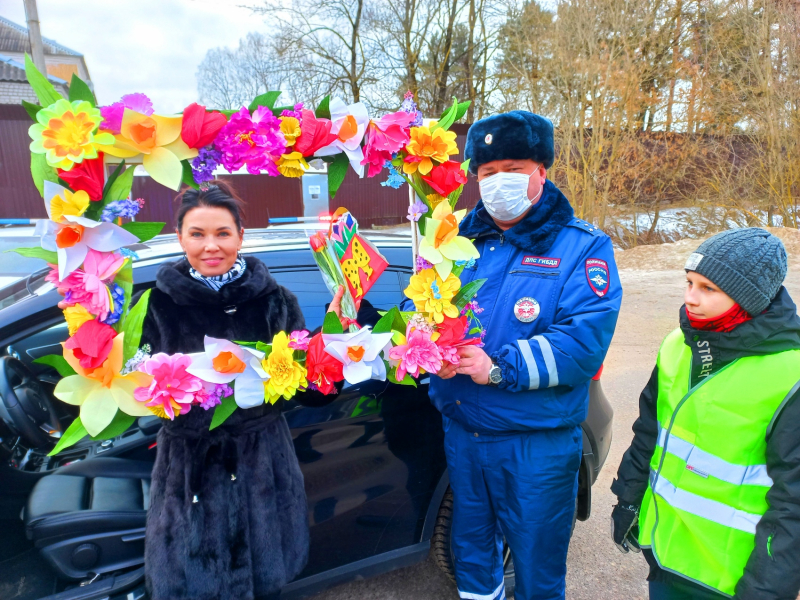 В Смоленской области продолжается праздничная акция «Цветы для автоледи»