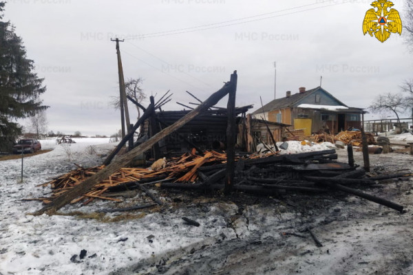 Ранним утром в Краснинском районе горели две хозпостройки