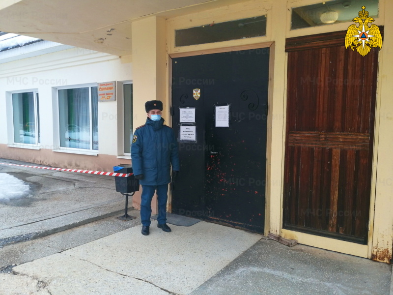 В Ярцеве сотрудники МЧС обеспечили безопасность на мероприятии в центре досуга «Современник»