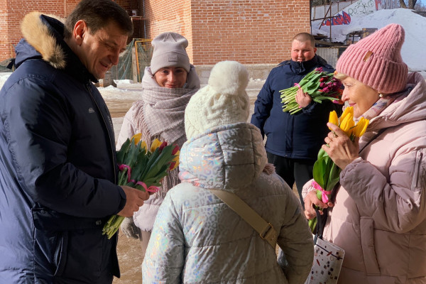 Единоросы во главе с Игорем Ляховым по традиции поздравили женщин на улицах Смоленска