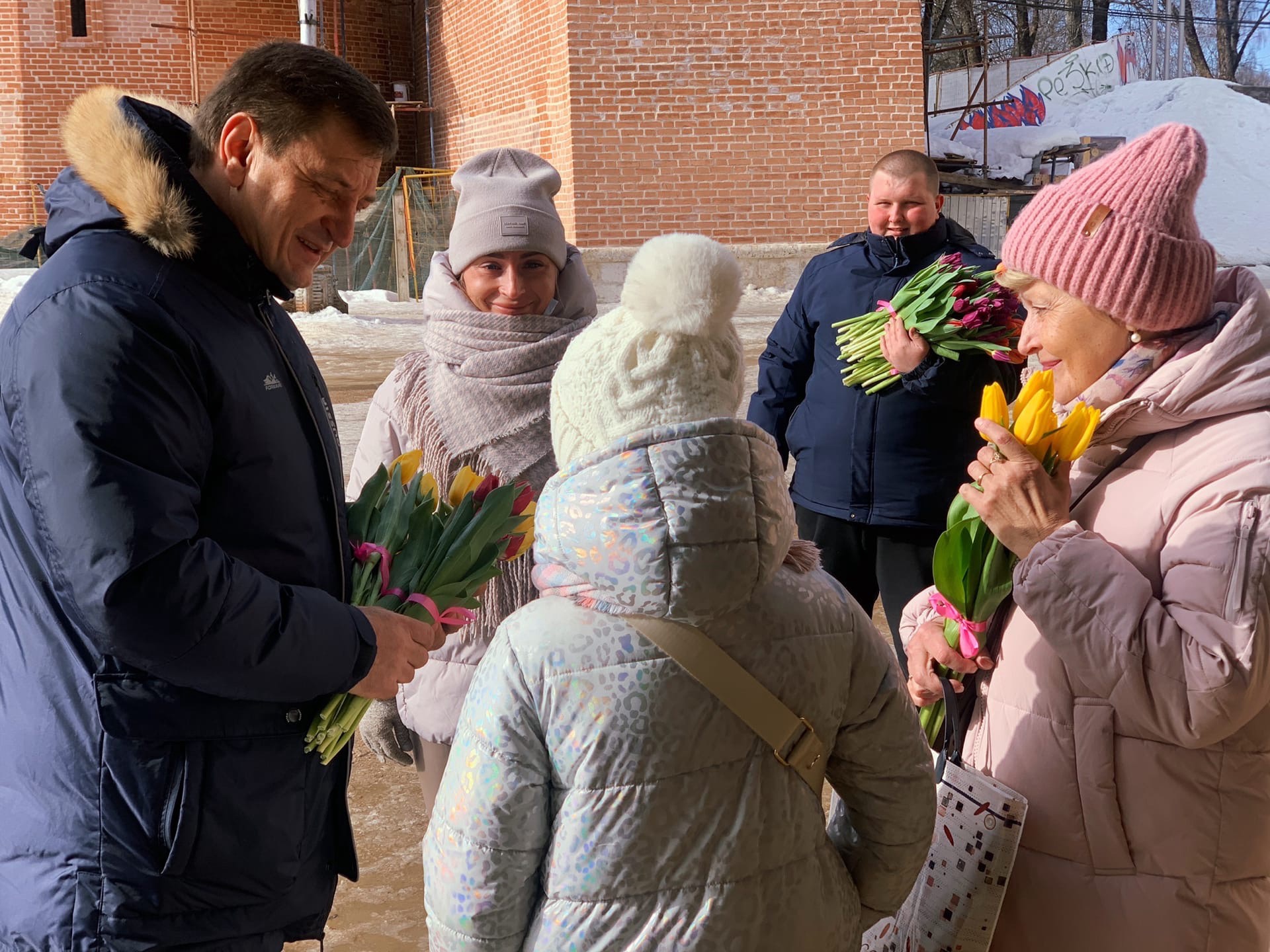 Единоросы во главе с Игорем Ляховым по традиции поздравили женщин на улицах Смоленска