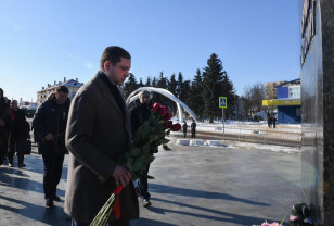 Алексей Островский возложил цветы к памятнику Юрию Гагарину