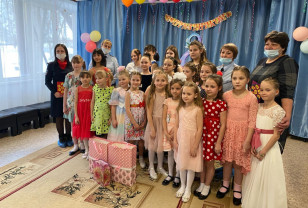 Полицейские поздравили с 8 Марта воспитанниц Дорогобужского социально-реабилитационного центра