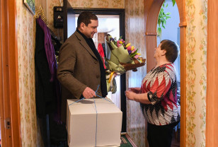 Алексей Островский лично поздравил с 8 Марта социального работника Анну Семочкину 