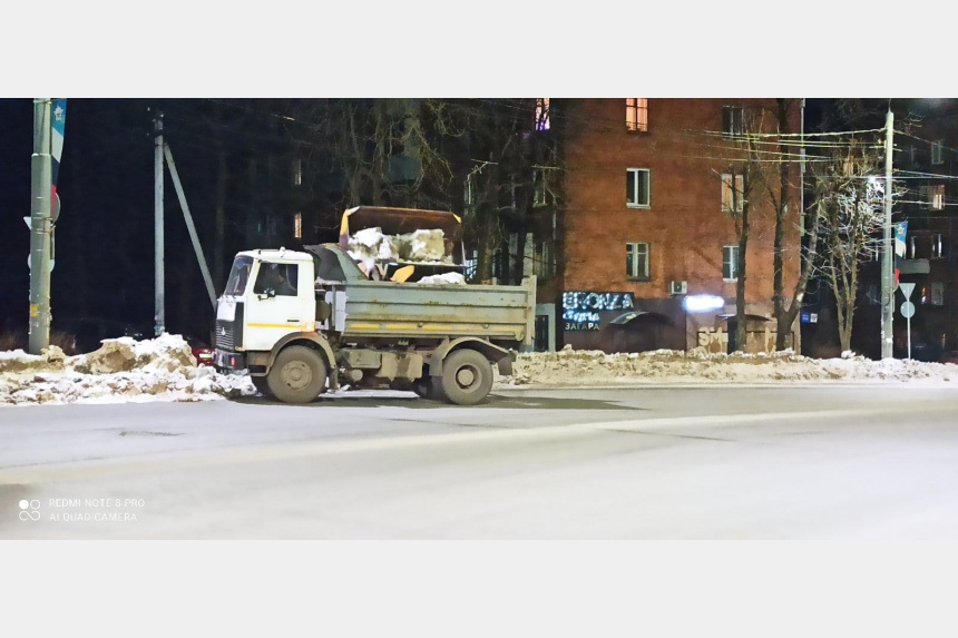 1062 кубометров снега и льда за минувшие сутки вывезли с основных улиц Смоленска