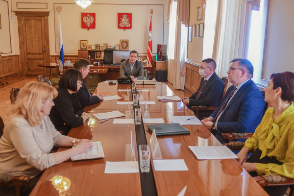 Губернатор Алексей Островский провел совещание по вопросам поддержки бизнеса