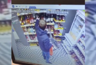 В Рославле из магазина украли продукты и алкоголь на 12 тысяч рублей