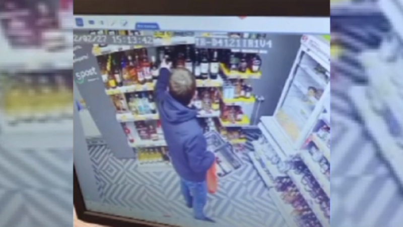 В Рославле из магазина украли продукты и алкоголь на 12 тысяч рублей