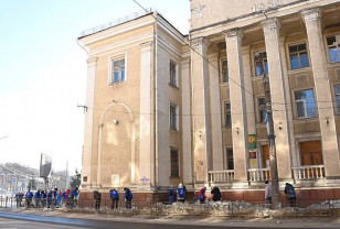 В Смоленске на улице Дзержинского волонтеры очистили от наледи площадку у поликлиники