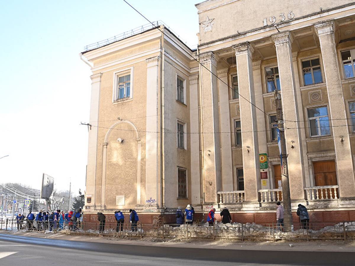 В Смоленске на улице Дзержинского волонтеры очистили от наледи площадку у поликлиники