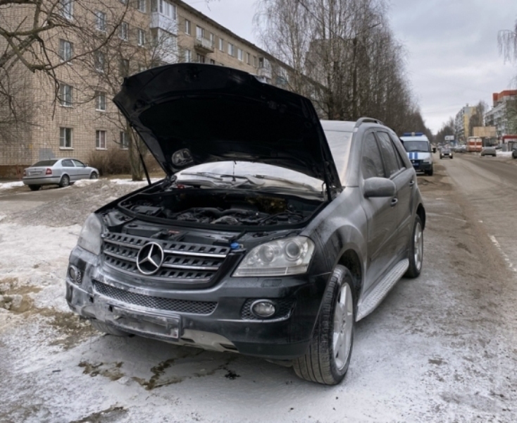 В Смоленске полиция задержала подозреваемого в поджоге «Мерседеса» на улице Кловской