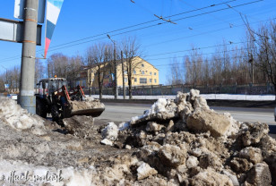 В Смоленске продолжается уборка улиц от снега и песка