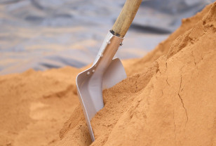 В Смоленске мобильные бригады «Жилищника» посыпают песком дворовые территории
