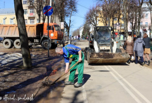 В Смоленске коммунальщики приводят в порядок улицы города после зимы
