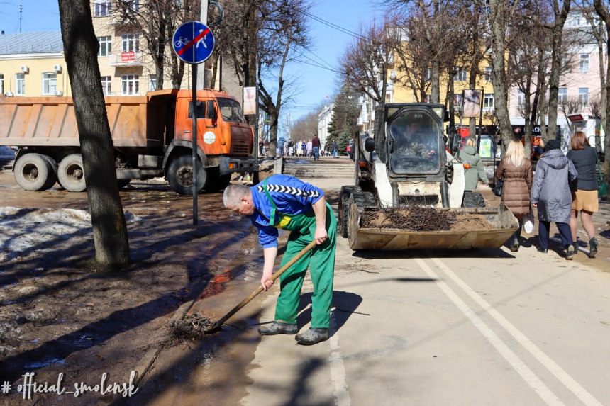 В Смоленске коммунальщики приводят в порядок улицы города после зимы