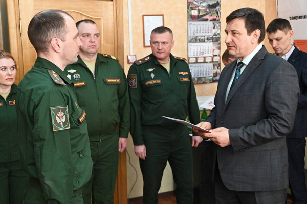 Игорь Ляхов вручил награды от Смоленской областной Думы военнослужащим