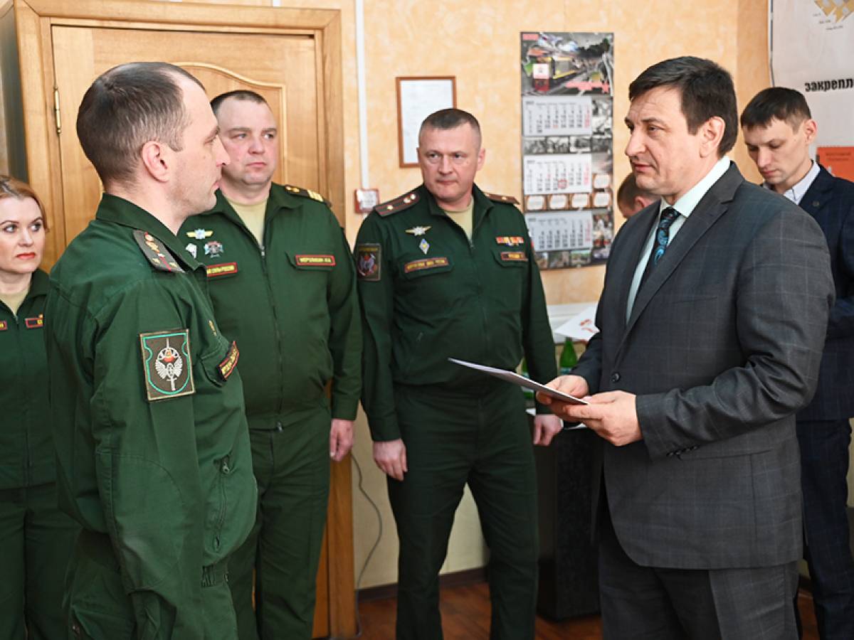 Игорь Ляхов вручил награды от Смоленской областной Думы военнослужащим