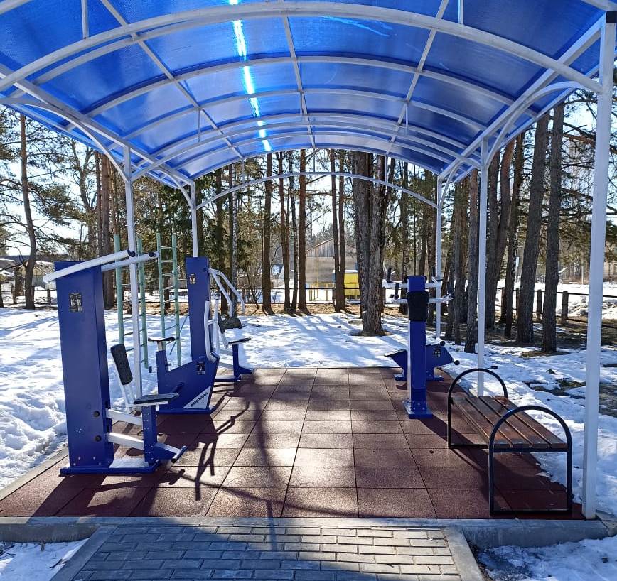 В Косковской школе Рославльского района установили спортплощадку с уличными тренажерами