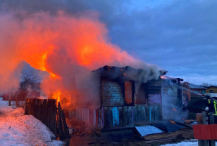 В Сафонове спасатели не позволили огню «перекинуться» на соседние строения