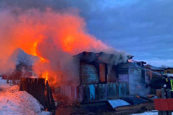 В Сафонове спасатели не позволили огню «перекинуться» на соседние строения