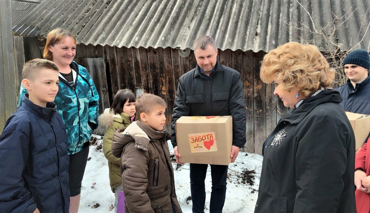 В Велижском районе активисты акции «Забота» навестили многодетную семью