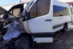 В Гагаринском районе вспыхнул микроавтобус Mercedes
