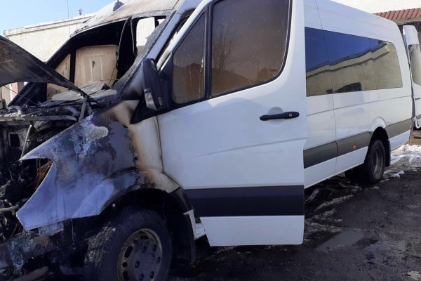 В Гагаринском районе вспыхнул микроавтобус Mercedes