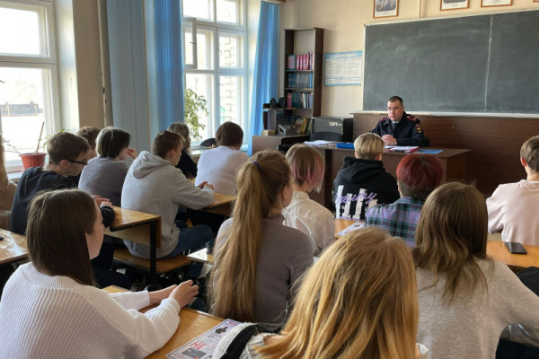 В Смоленске учащимся и педагогам колледжа рассказали о самых распространенных схемах мошенничества