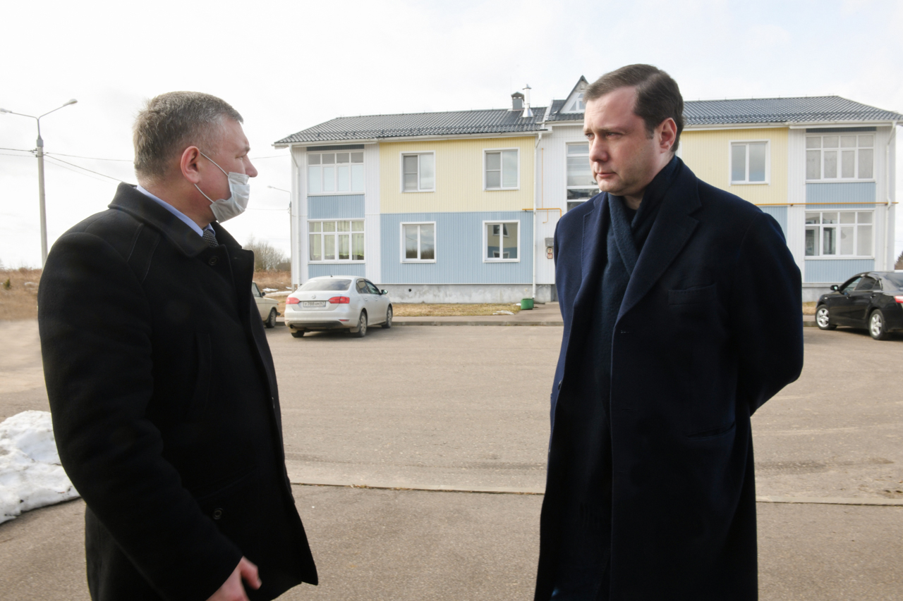 Алексей Островский лично проинспектировал жилые дома, переданные в муниципальную собственность Починка
