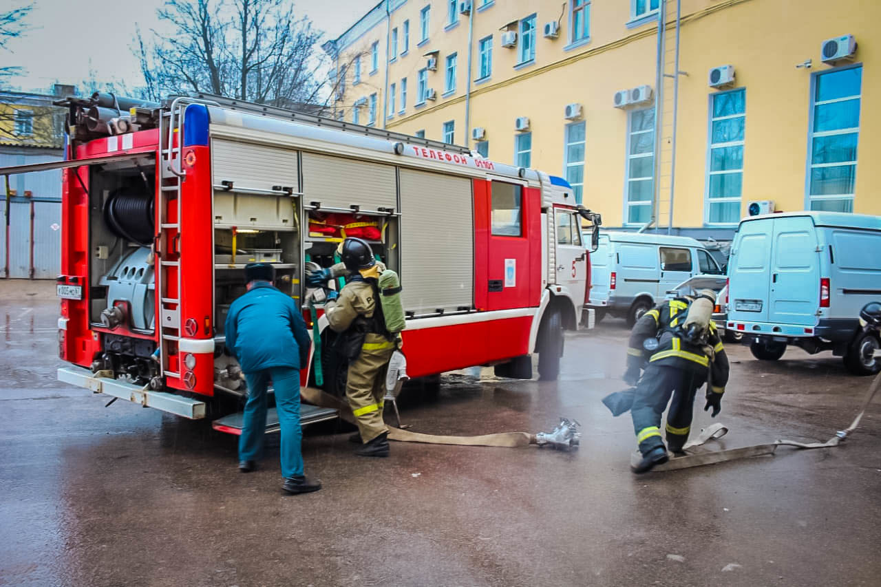 Смоленские пожарные провели учения в здании Главпочтампта