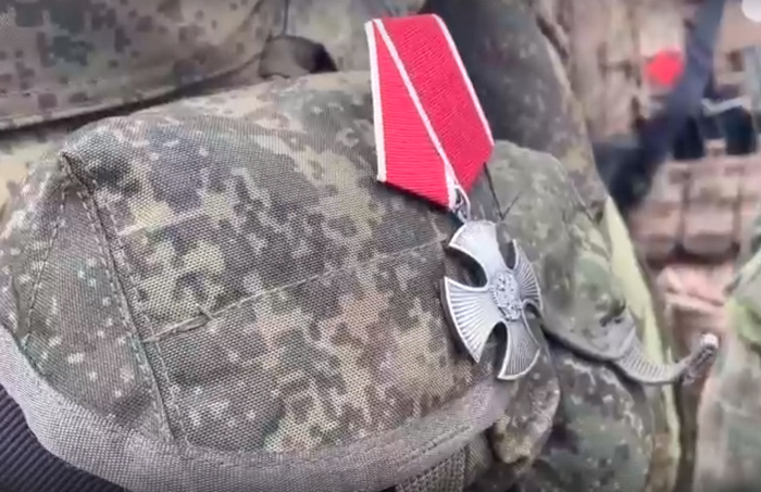 Проявившим мужество и героизм в ходе спецоперации российским военным вручили награды