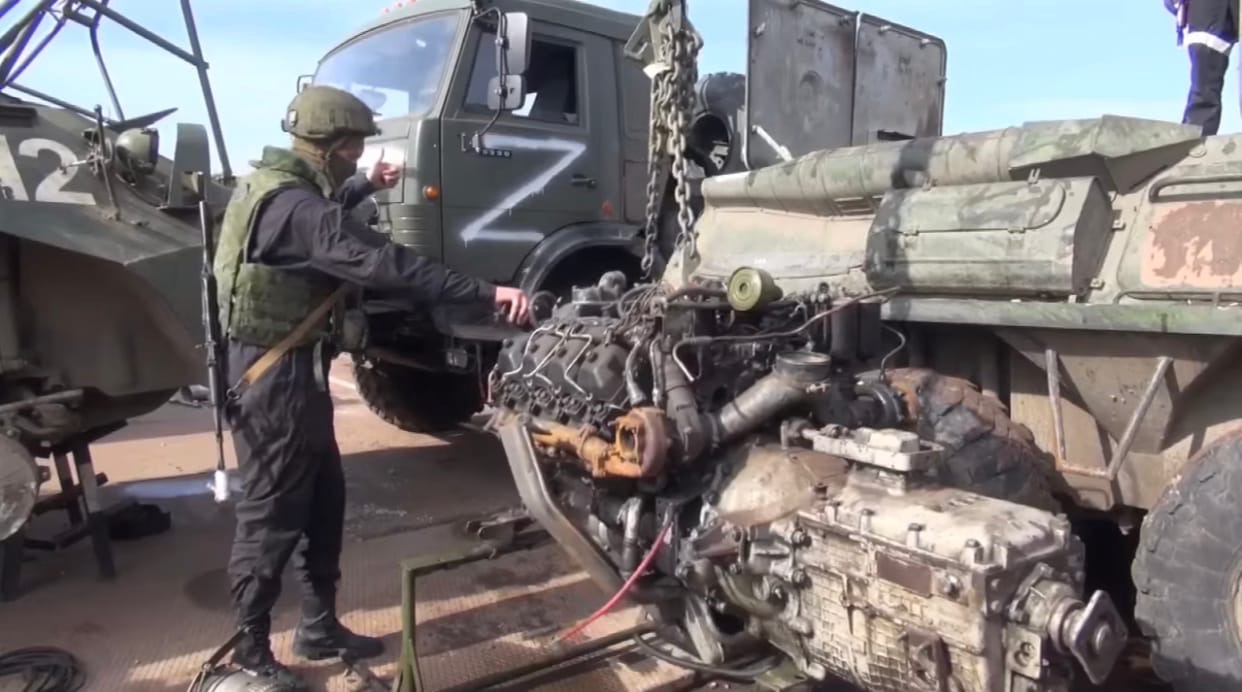 Военнослужащие РФ развернули пункт ремонта техники в полевых условиях