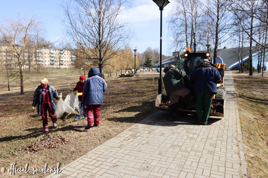 В Смоленске уборку городских территорий проводят ежедневно