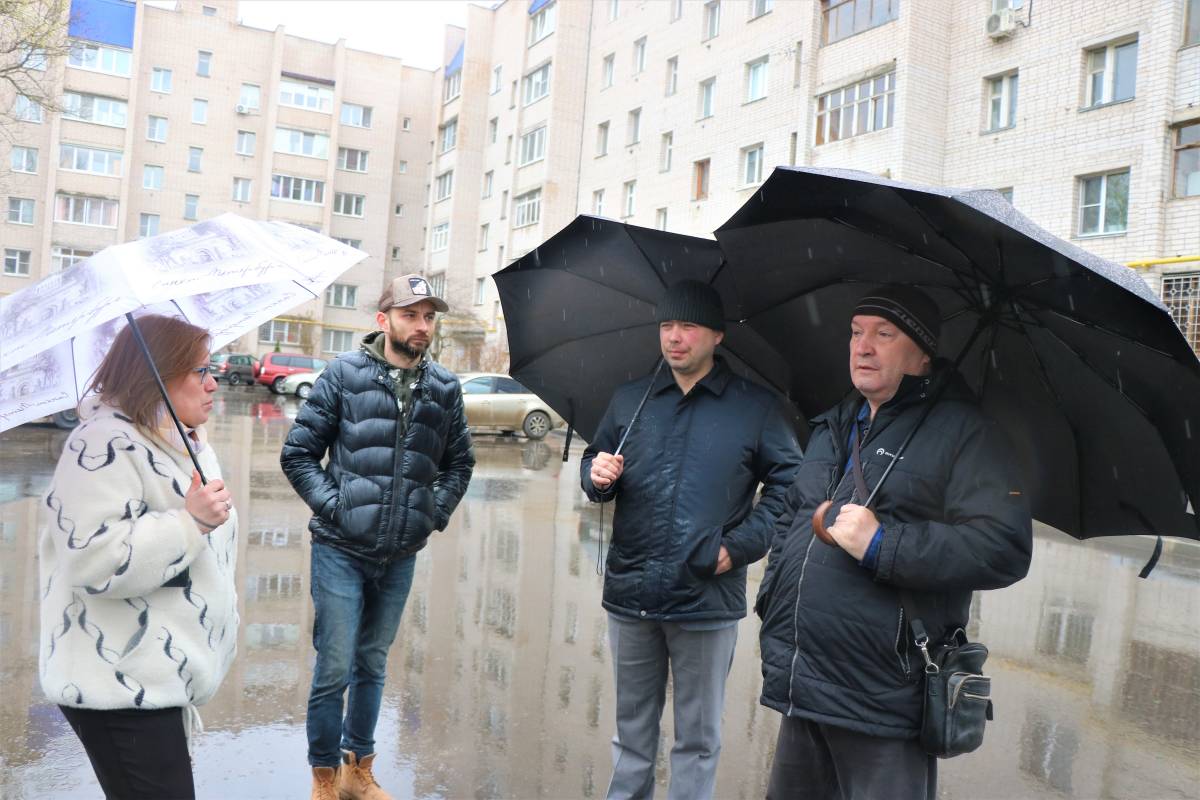 В Смоленске проверили дворы, благоустроенные в рамках проекта «Городская среда»